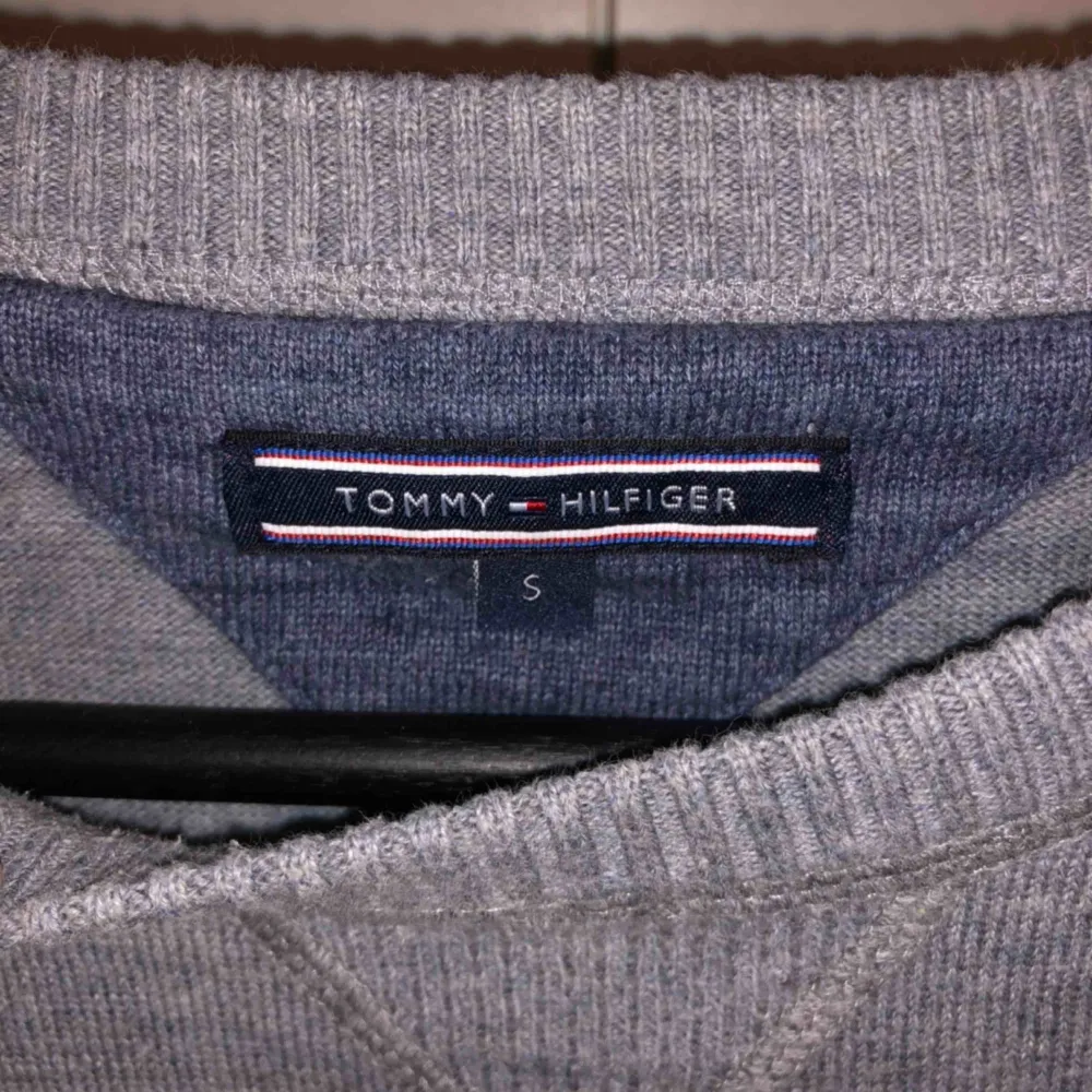 Tommy hilfiger sweatershirt , använd i måttlig mängd men väldigt bra skick.. Tröjor & Koftor.