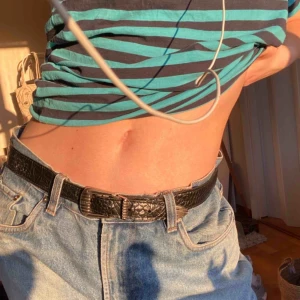 Skärp - Asballt skärp i ”ormskinn” (tror fake) och snygga silverdetaljer! Hål ganska långt ut men går lätt att göra nya med spik eller liknande✨ jättefint skick🦋 köpare står för frakt