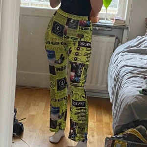 Färgglada tights - Stretchiga så passar flera storlekar, kan mötas i Stockholm eller skicka då köparen betalar för frakt😊  