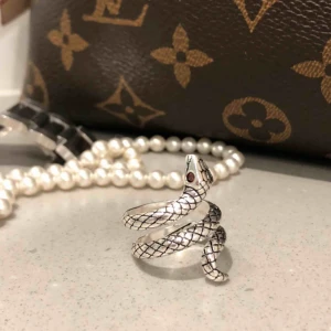  - Supercool ring med röd detalj, oanvänd. Frakt ingår 😃