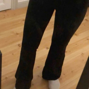  - Ett par svarta botcats byxor i storlek XS o inte använt på mer än ett halv hår! Super bra kvalite och allt.