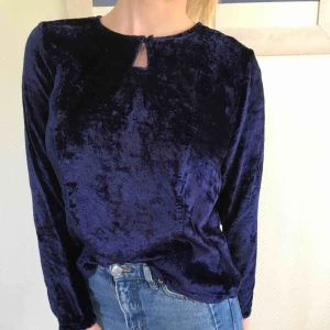  - Superskön blå sammetströja. Storlek 38 men skulle säga att det är en rymlig 36a! Pris kan diskuteras :) 