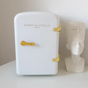 Beauty frige  - Rebecca Stella limited edition Beauty fridge. Ett kylskåp i miniatyr för hudvårdsprodukter. Helt oanvänt! Säljer den för 600 kr eller bud! Ord pris 699 kr. Frakt tillkommer!