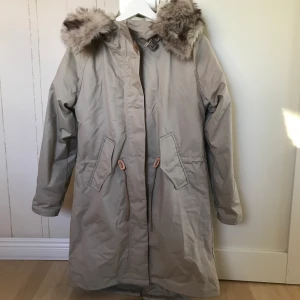 Elvine jacka - Tjock vinterjacka från märket Elvine. Jackan är knappt använd och superbra skick. Den har en fuskpäls runt luvan och mjuk insida. Jackan är i storlek S. Nypris ligger på cirka 2500kr, mitt pris är 550 kr. Frakt ingår i priset.Skriv gärna om ni har frågor💕