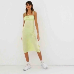  - Suuuuperfin ljusgrön klänning från Asos i fake silkes-material. Köpte för ca ett år sedan för ca ca 250 kr, nu kostar den vanligtvis 400 någonting. OBS: Jag har sytt på ett till tyg under för att den inte ska vara lika genomskinlig