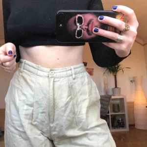  - perfekta thriftade linnebyxor som är insydda i midjan! passar perfekt till våren 🌸💐 jag har stlrk M i vanliga fall och är 175 cm lång! frakt tillkommer