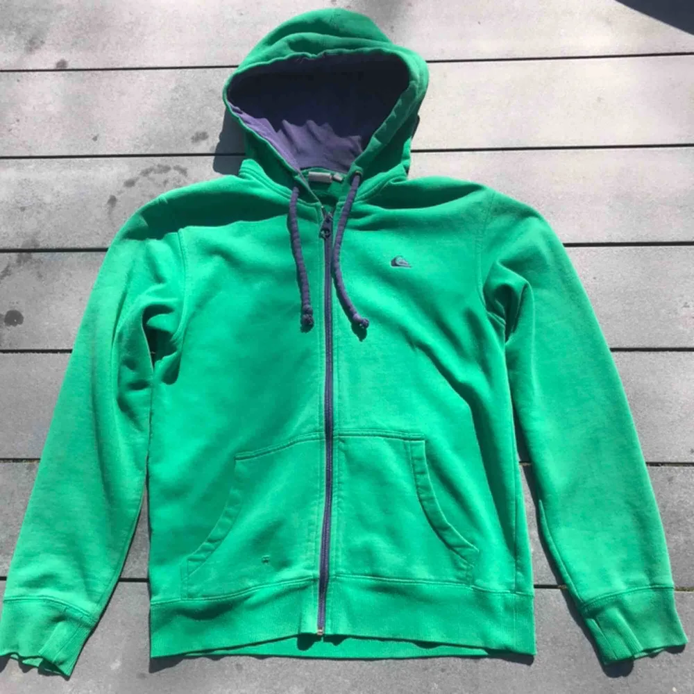 Grön zip-hoodie från Quiksilver. Står storlek M men den sitter som L. Kan fraktas om köpare betalar frakt. Kan mötas upp i Åkersberga och Täby. . Hoodies.