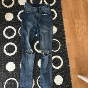 Dr denim jeans  - De denim jeans i bra skick, använda fåtal gånger. Storlek xs men funkar bra på en storlek S också. Frakt tillkommer 