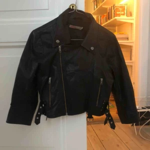  - Skinnjacka (100% läder) från Saint Tropez. Väl använd men har mycket kvar att ge. Lite kortare modell, ej fodrad. Perfekt att ha på vår/sommar.
