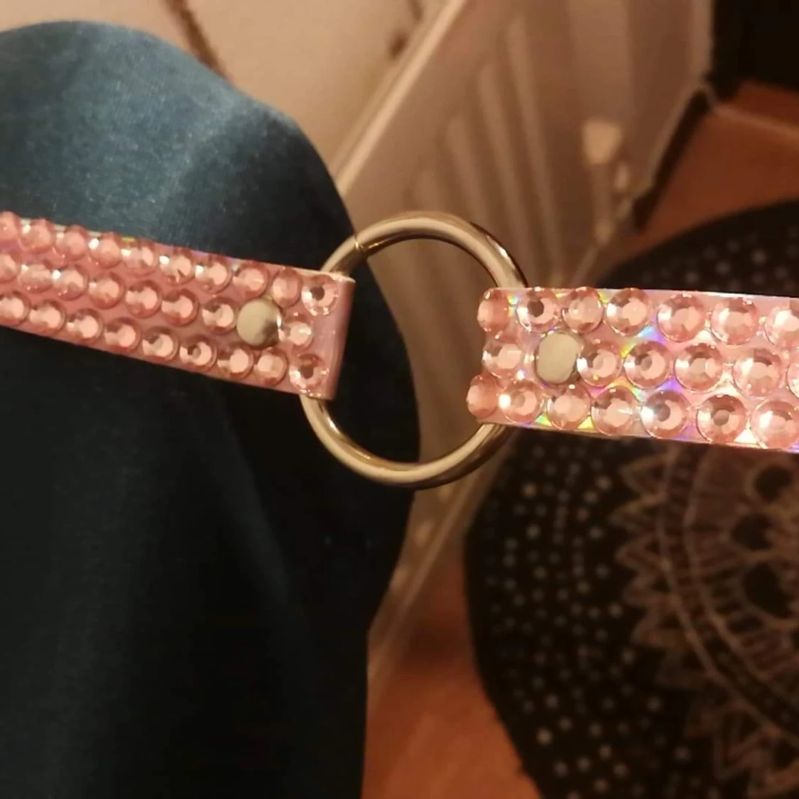 Choker rosa hologram strassten - 90