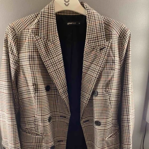  - Jätte fin kavaj från Gina  Använd 1 gång, bra skick