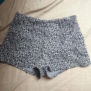 Leopard shorts  - Använda men bra skick. Hög midja. Frakt tillkommer 