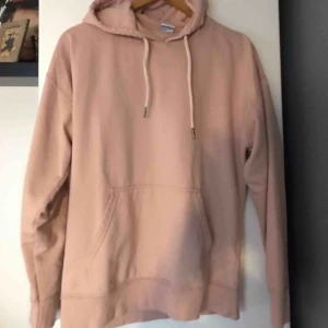  - Herrhoodie storlek M. Frakt ingår. 