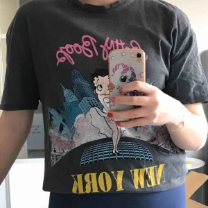  - Säljer denna super fina t-shirt. Tröjan är ifrån Zara med Betty boop tryck. 🧚🏼‍♀️🧚🏼‍♀️🧚🏼‍♀️