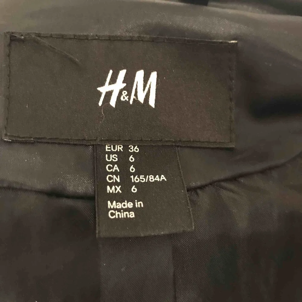 Svart höst/vinterjacka från H&M i polyester Mycket fint skick, men saknar ett bälte. Jackor.