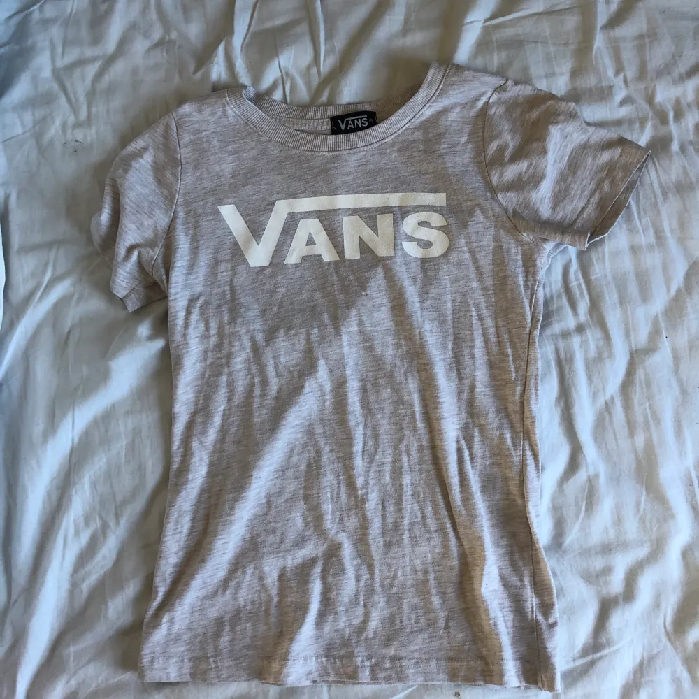 Beige t-shirt från Vans! Passar perfekt till både vår och sommar! Endast använd en gång💖. T-shirts.