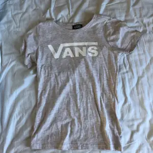 Beige t-shirt från Vans! Passar perfekt till både vår och sommar! Endast använd en gång💖