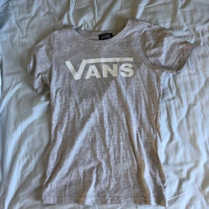 Vans t-shirt, storlek S - Beige t-shirt från Vans! Passar perfekt till både vår och sommar! Endast använd en gång💖