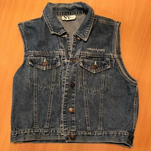  - En Newyorkjeans väst med alla knappar på, nästan oanvänd och perfekt för sommaren! + Har dessutom två fickor :)