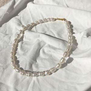 Vackert pärlhalsband gjort av äkta sötvattenspärlor🌟 för mer smycken, checka in min insta! @bonanza.jewlery 
