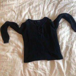  - Stickad tröja med snörning upptill. Snygg passform och passar de mindre såväl de större. 