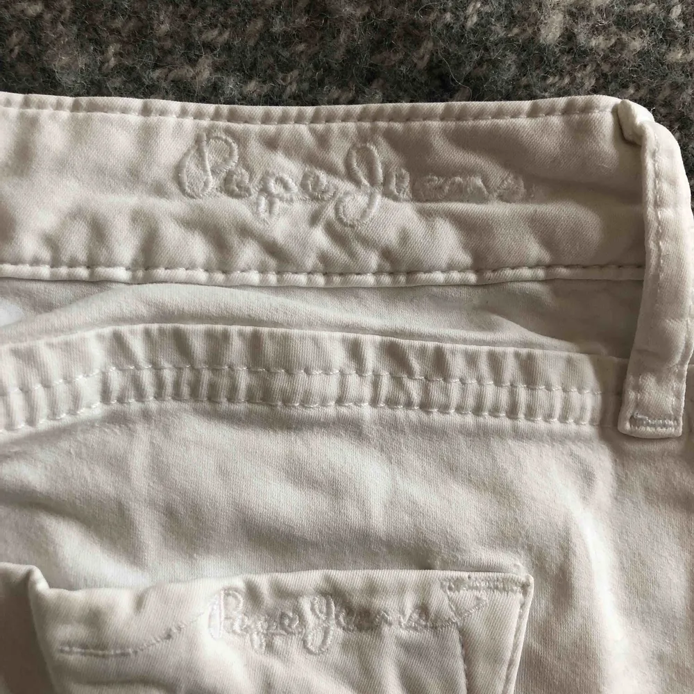 Vita lågmidjade italienska jeans som sitter snyggt. En blyg flare och vita virkade detaljer. . Jeans & Byxor.