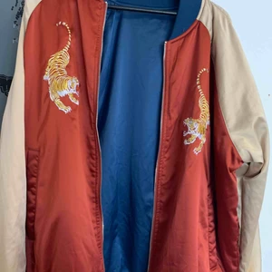  - Oanvänd jacka, nypris 1099 aldrig använd. Xxl i storleken men kan vara nice som oversize