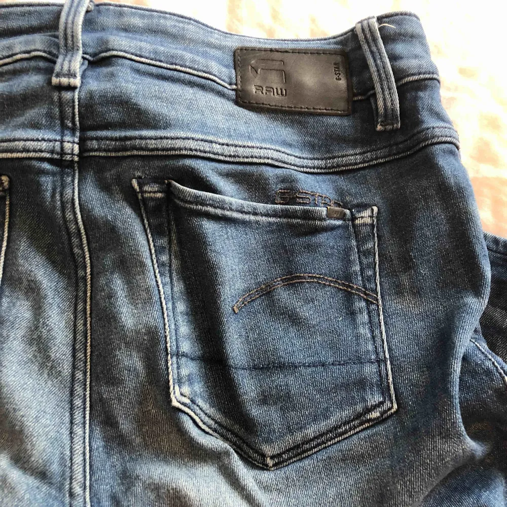 Blå tajta jeans från gstar. Riktigt stretchiga och bekväma. . Jeans & Byxor.