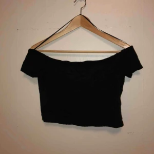  - 🔹 Bardot Top i strl M från Weekday. 🔹Köparen står för frakten, 42 kr. 🔹Hämtas annars upp i Vasastan. 