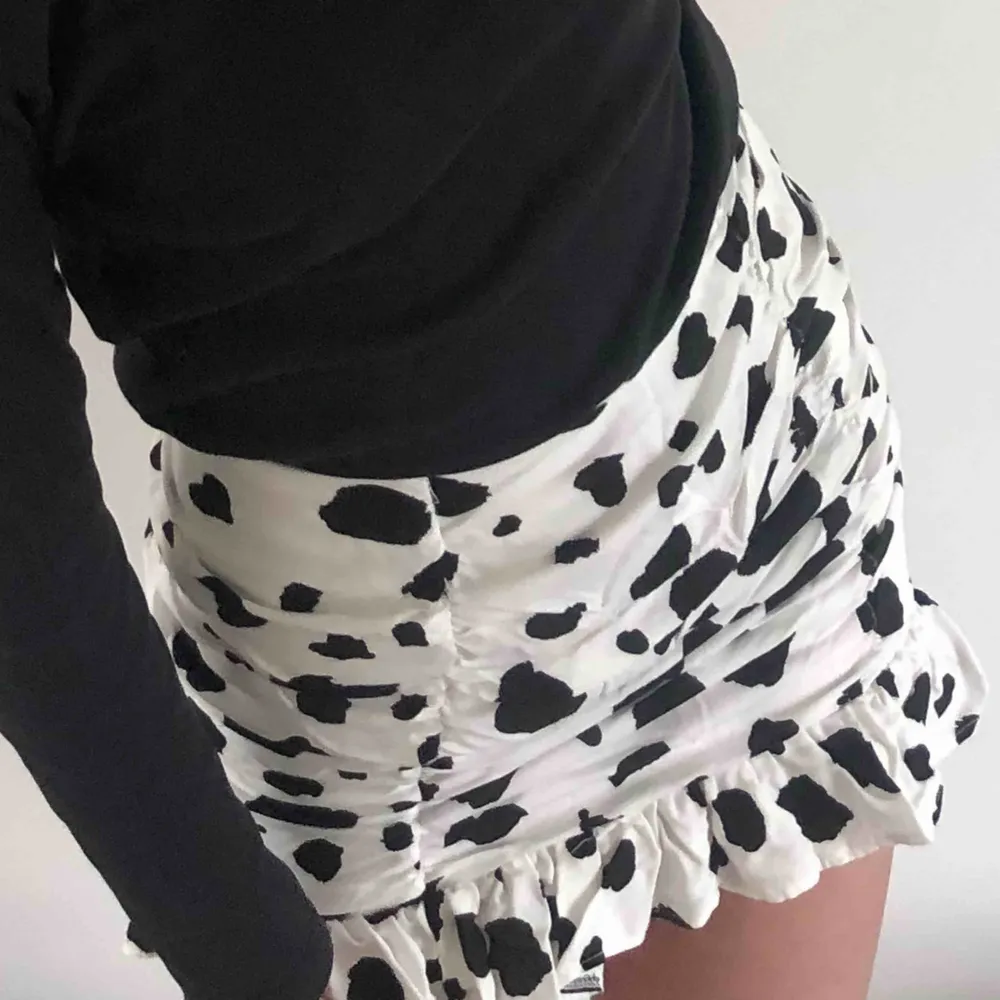 Super trendig ko-mönstrad kjol perfekt nu till varmare väder!🦋🦋 Jag kan mötas upp i Uppsala eller frakta!. Kjolar.