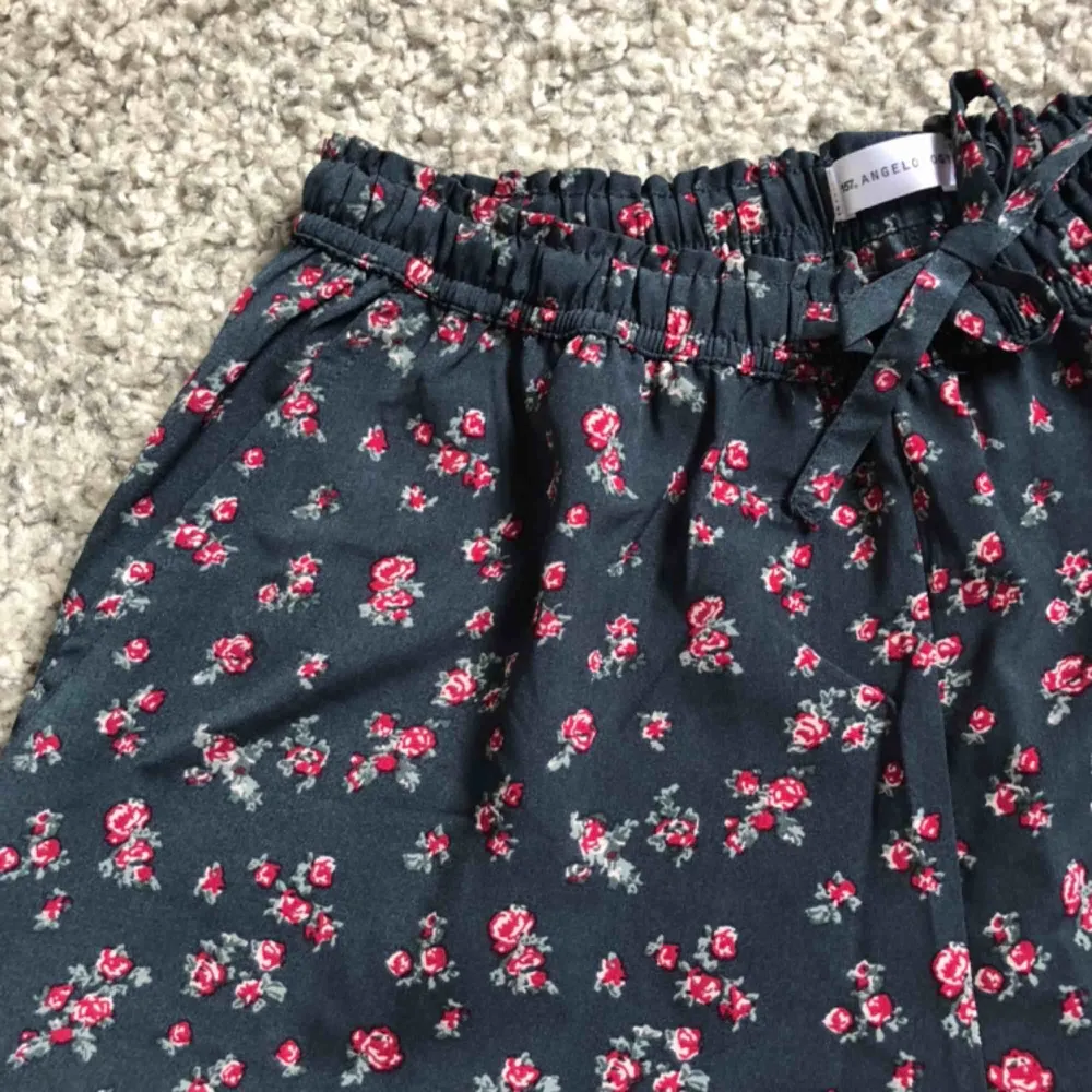 Sköna pyjamasshorts i fint blommigt mönster. Kan postas eller hämtas upp i Täby 💛🌸. Shorts.