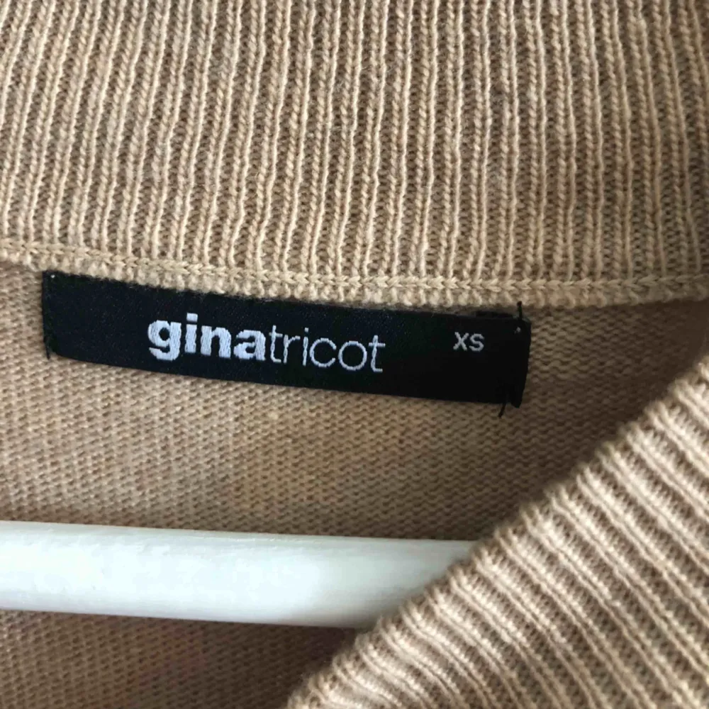 Stickad tröja från Gina Tricot I bra skick  Frakt står köparen för . Tröjor & Koftor.