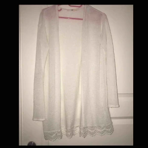  - En vit tunn kofta: - Begagnad skick - Nopprig, har ett litet hål som knappt syns - Köptes från en annan säljare, säljer pga fel storlek - Stl. 146/152 - Pris: 40kr + frakt🛍