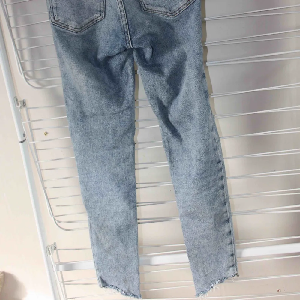 Jeans från BIKBOK. Högmidjade ankle storlek XS. Modellen heter (JP Higher Laguna). Använda ett antal gånger men i fint skick. Nypris 599:- Frakt kostar 59kr. Jeans & Byxor.