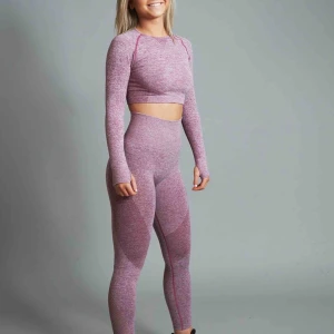  - Intresserad av några av dessa set? Du kan köpa endast tröjan eller tightsen eller något annat fint på hemsidan. Har en gratis rabattkod till er på 15% rabatt om nån är intresserad. För mer info kom privat 