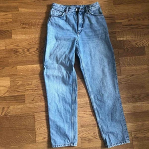  - Ett par ljusblå momjeans från monki. Kommer i bra skick men är lite korta i benen för mig. Ordinarie pris på monki är 400 kr. Frakt ingår ej!