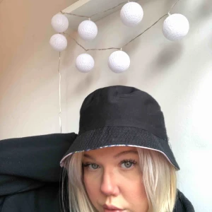 Bucket hat - Dubbelsidig bucket hat. Säljs då det inte är min stil längre!