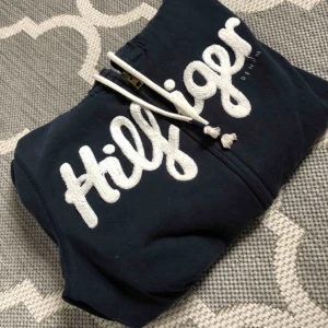 Hilfiger hoodie - Tröja från Hilfiger denim. Fin skick. Kom med bud. Gratis Frakt.