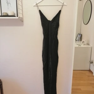 Lång sidenklänning med slits - Oanvänd, endast testad. Köpt för 700 kr💗