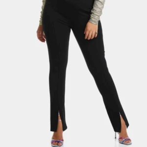  - Säljer dessa super snygga byxorna med slits ifrån BIKBOK Storlek-XS Nypris-399kr Mitt pris- 200kr 