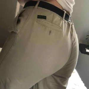  - Beigea chinos köpta på second hand! I perfekt skick ! Frakt tillkommer