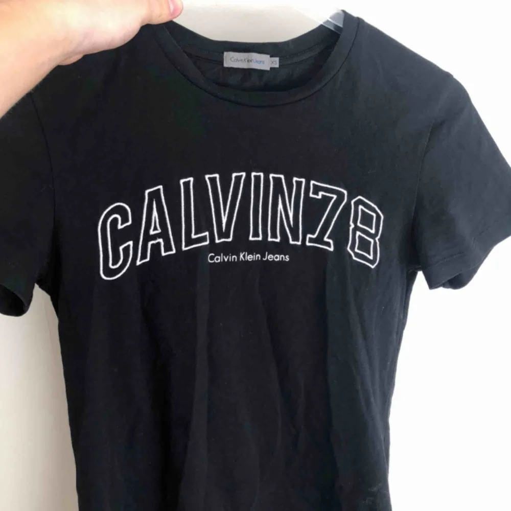 T-shirt från Calvin klein, använd fåtal gånger, säljer då den aldrig kommer till användning. Ev. frakt tillkommer i priset😊. T-shirts.