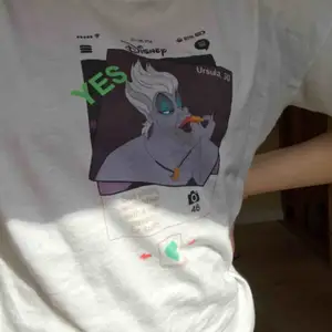 En vit t-shirt med tryck av ”tinder Ursula” buda från 70 kr