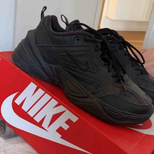 Nike m2 tekno - Nike m2 tekno i helsvart, använda väldigt fåtal gånger! Str 40,5 men sitter mindre. Har vanligtvis 39