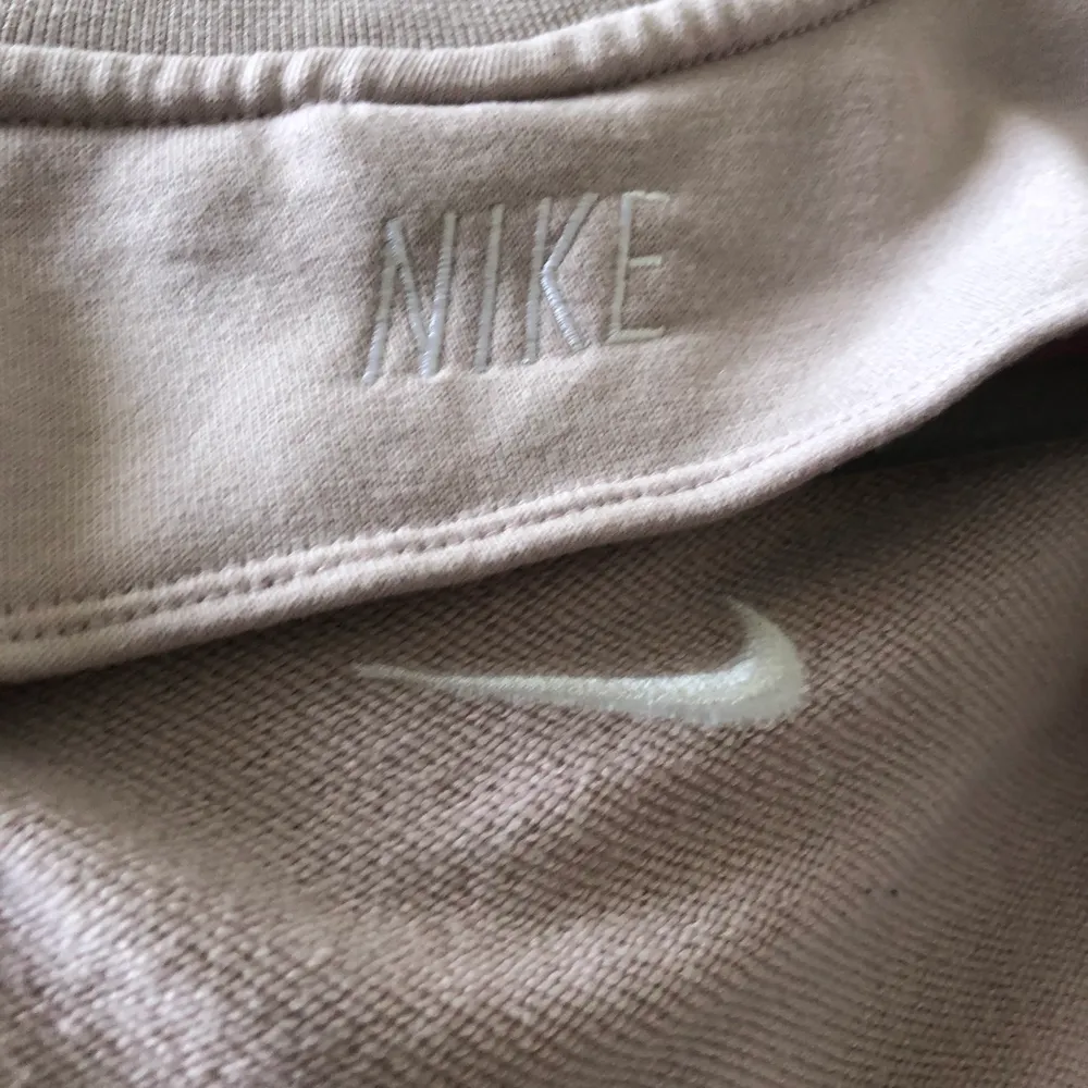 Super söt croppad Nike långärmad tränings tröja i storleken XS🌸  200kr+frakt 💕 Om du bor i Mölndal kan jag lämna tröjan i brevlådan. Hoodies.