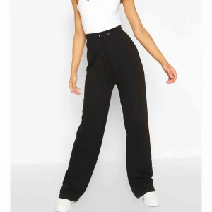  - Snygga mjukisar från Boohoo Tall med vida ben. Säljer pga för långa på mig. Väldigt snygga!