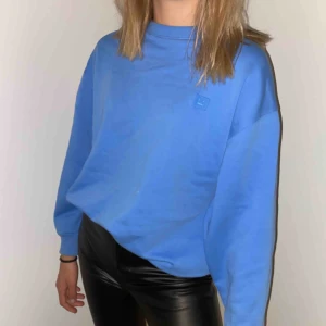  - Blå acne tröja, givetvis äkta! Super bra kvalitet och är jätte stor i storleken (acne brukar vara d) då jag är en s/m och den passar mig as bra💙🦋🔵  frakt tillkommer