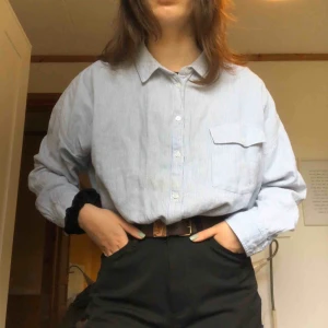  - En blå och vit randig skjorta från Kappahl i storlek L men passar mig som har S om man vill ha lite oversize är den perfekt för S. Den är avklippt nedtill (se bild 3). Frakten står köparen för 