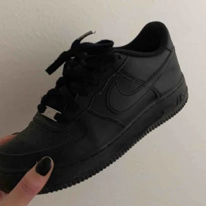  - fina nike air force. Ej använt mycket pga de var försmå för mig när jag fick dem💝💝💝. köpare står för frakt🌸