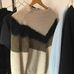  - Supermysig o fin tröja, fint skick 💓💓 litet hål i  sömmen i ruggen, kan fixas! Använd 2ggr